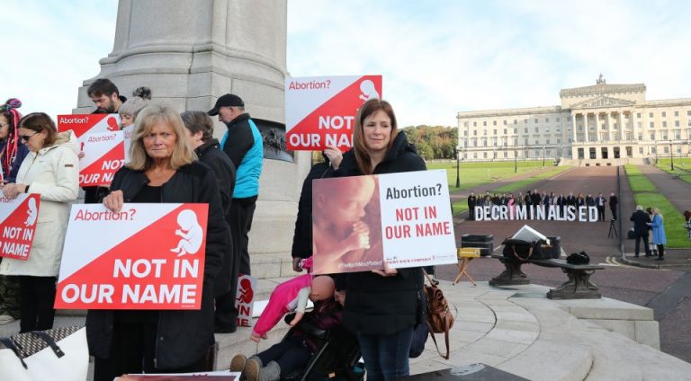 Abtreibungsgegner (l.) und -befürworter