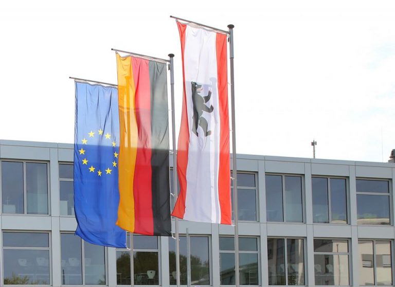Flaggen vor Berliner Schule