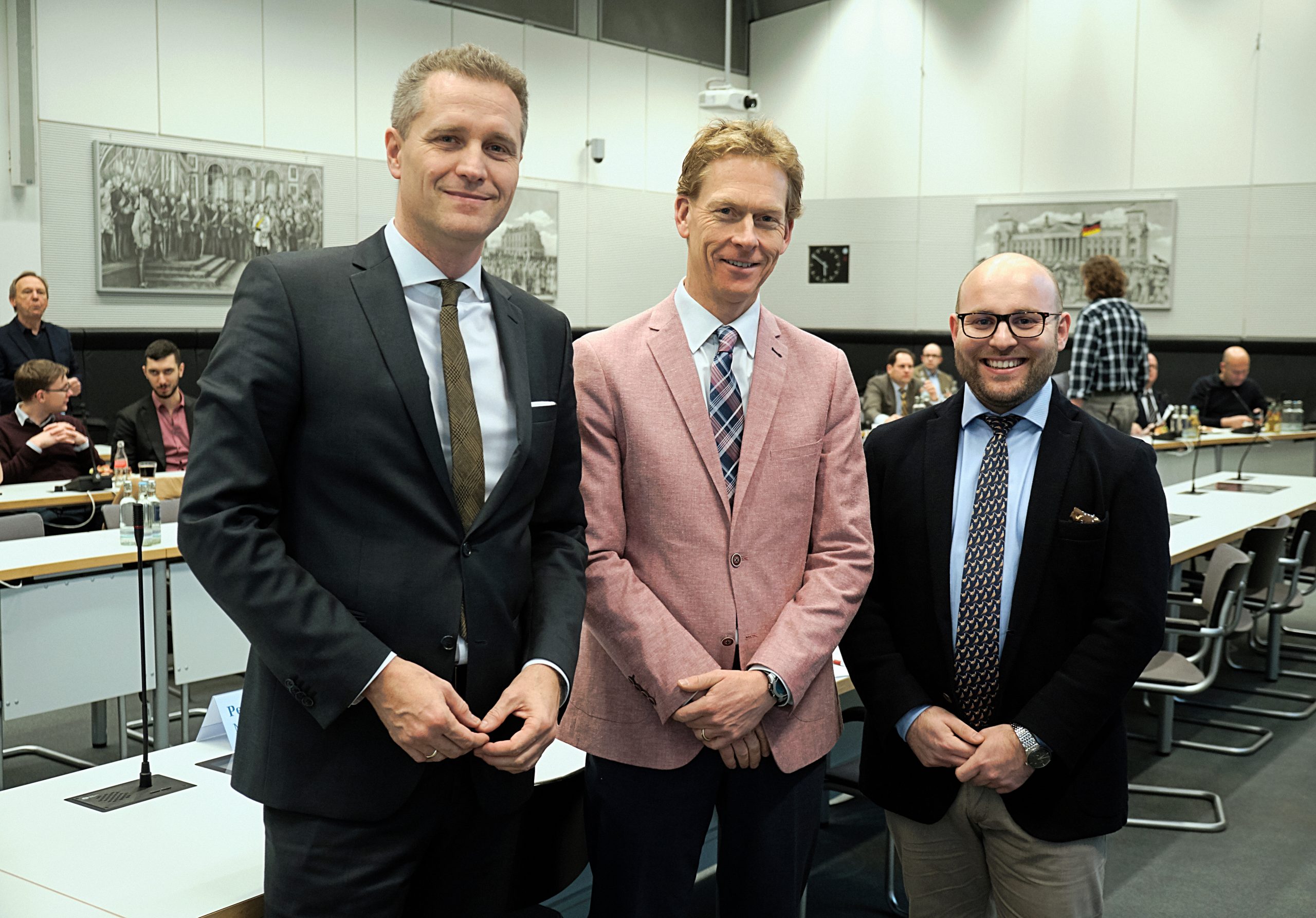 Der US-amerikanische Politikwissenschaftler Bruce Gilley (M.) mit den AfD-Bundestagsabgeordneten Petr Bystron (l.) und Markus Frohnmaier (r.) Foto: AfD