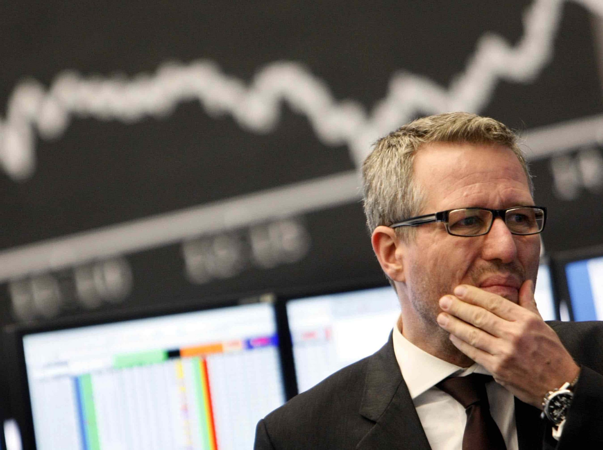 Ein Händler steht in Frankfurt am Main an der Börse vor der Dax-Kurve Foto: picture alliance/Frank Rumpenhorst/dpa