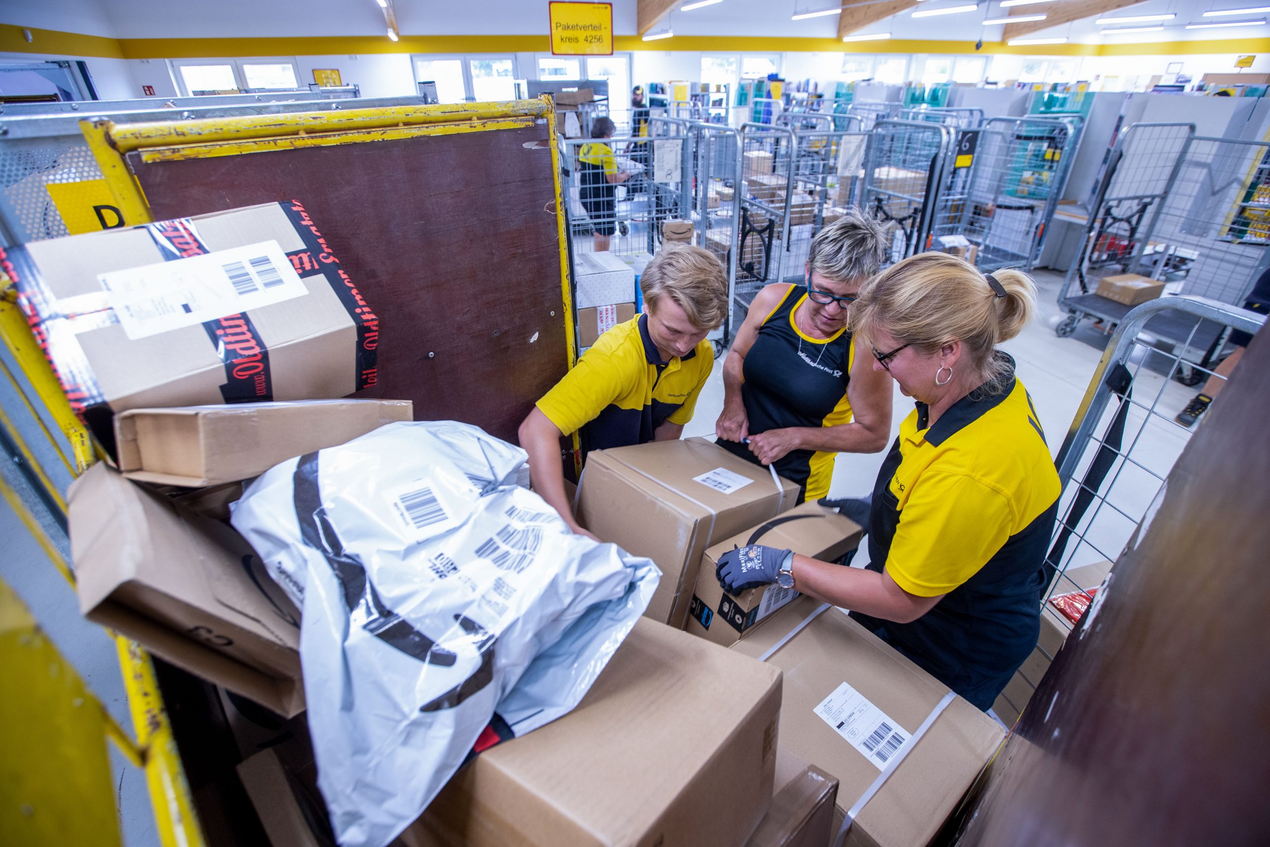 Paketzusteller der Deutschen Post Foto: picture alliance/Jens Büttner/dpa-Zentralbild/ZB