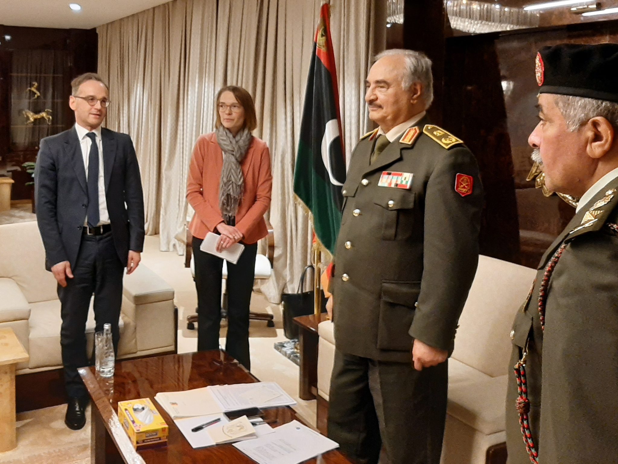 Außenminister Heiko Maas (l.) und General Chalifa Haftar (2.v.r.)