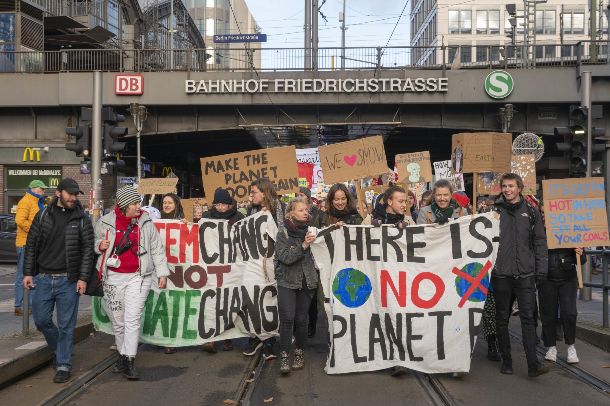 Klimastreik, Studenten mit Bannern auf der Demonstration, Fridays for Future, Friedrichstraße, Berlin, Deutschland, Europa
