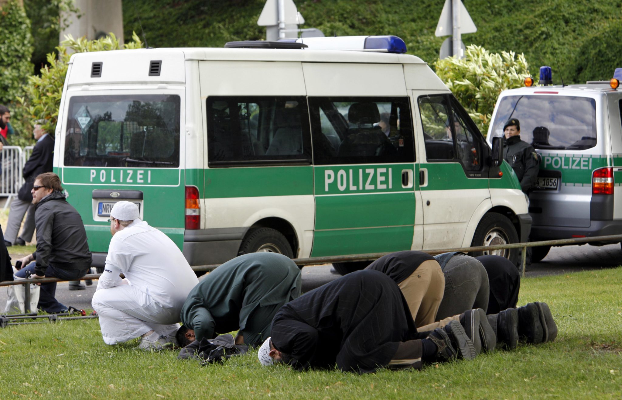 Betende moslemische Männer bei der Kundgebung "1. Islamischer Friedenskongress" der Salafistenbewegung des Predigers Pierre Vogel, Bereitschaftspolizei, in Köln, Nordrhein-Westfalen, Deutschland, Europa