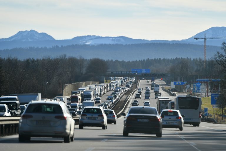 Dichter Verkehr auf der Autobahn A8 in Richtung Sueden.