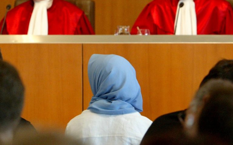 Moslemin in Gerichtssaal