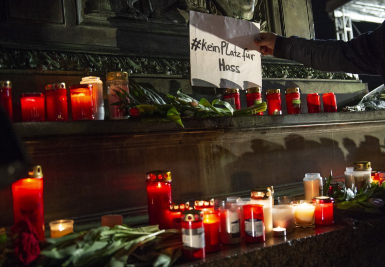 Blumen und Kerze für die Opfer von Hanau