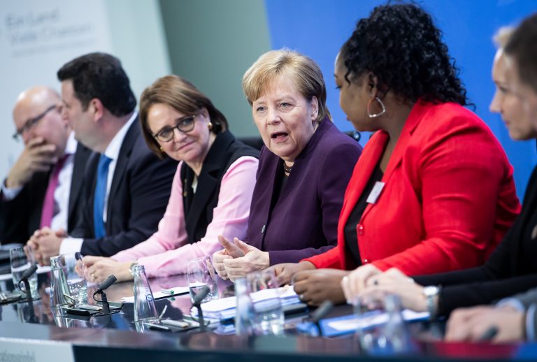 Annette Widmann-Mauz (3.v.l.) und Angela Merkel