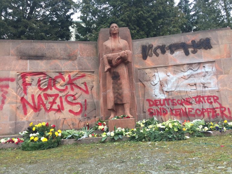 Mahnmal in Chemnitz beschmiert