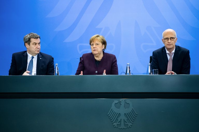 Markus Söder (CSU, l.), Angela Merkel (CDU) und Hamburgs Erster Bürgermeister Peter Tschentscher (SPD)