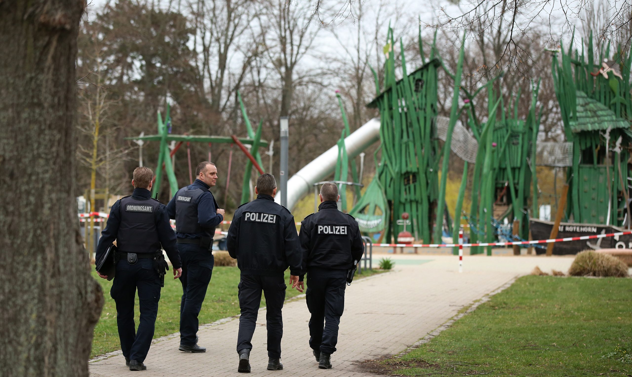 Polizisten überprüfen das Kontaktverbot in einer Magdeburger Parkanlage Foto: picture alliance/Ronny Hartmann/dpa-Zentralbild/ZB