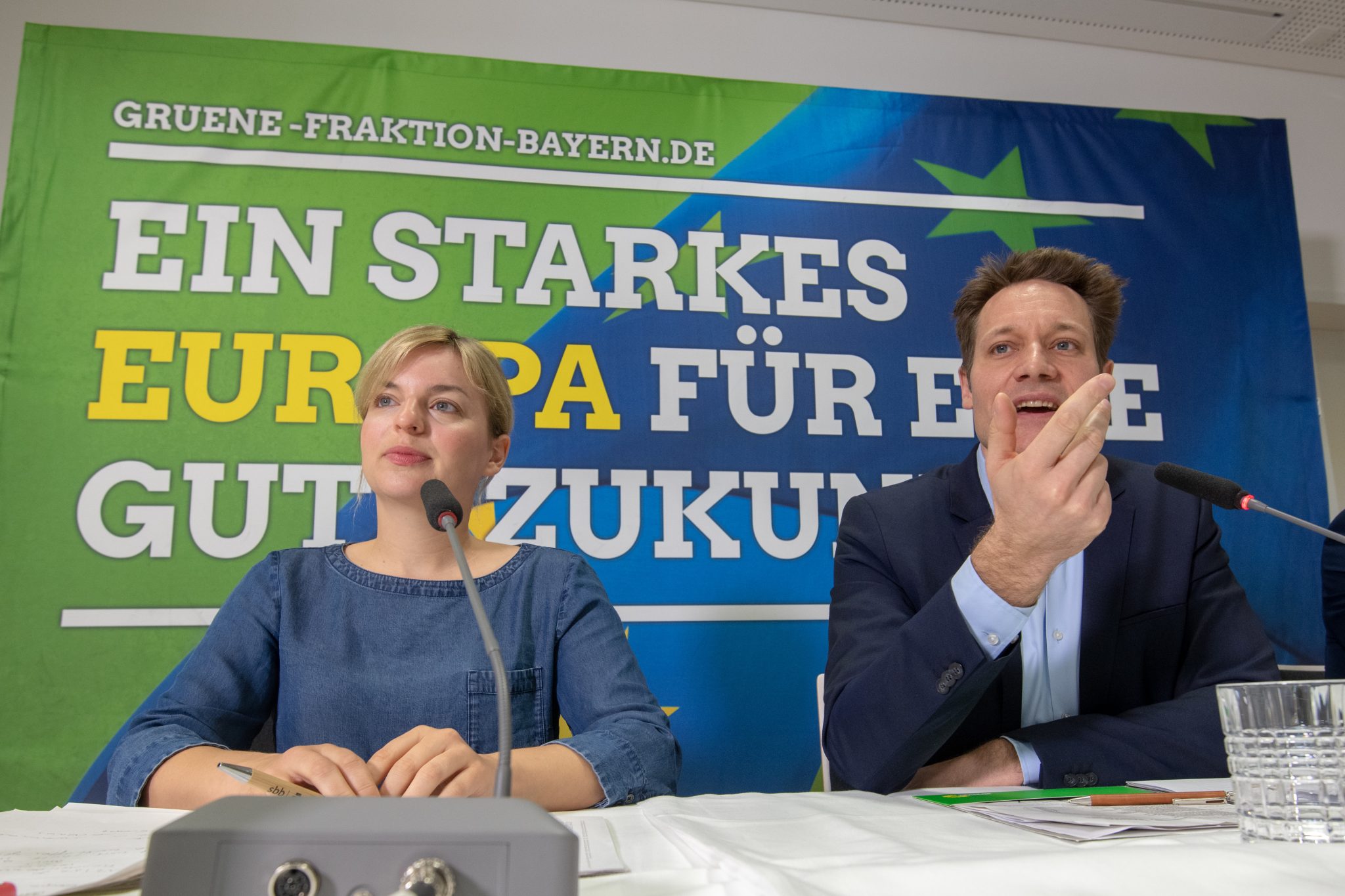 Fraktionschef der bayerischen Grünen, Ludwig Hartmann, zusammen mit Parteikollegin Katharina Schulze auf einer Pressekonferenz.