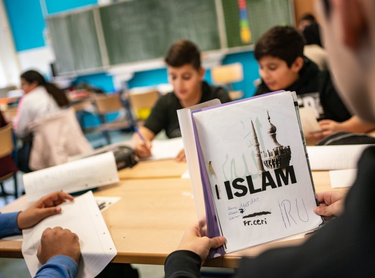 Unterricht: Der Deutsche Lehrerverband fordert Lehrer stärker bei Konflikten mit dem radikalen Islam an Schulen zu unterstützen