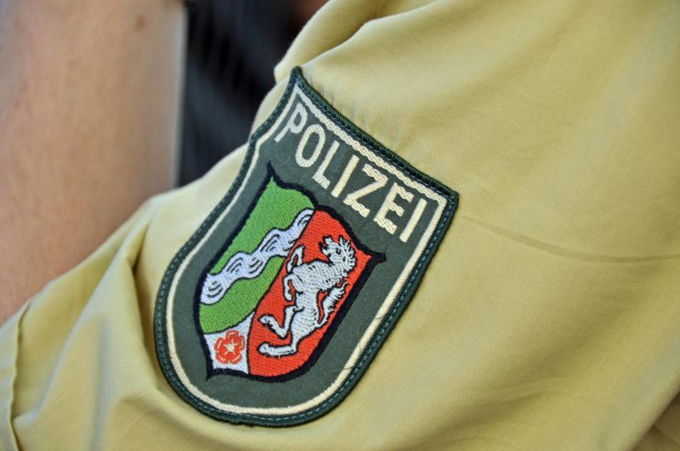 Wappen des Bundeslandes Nordrhein-Westfalen auf einer Polizeiuniform Foto: picture alliance/imageBROKER