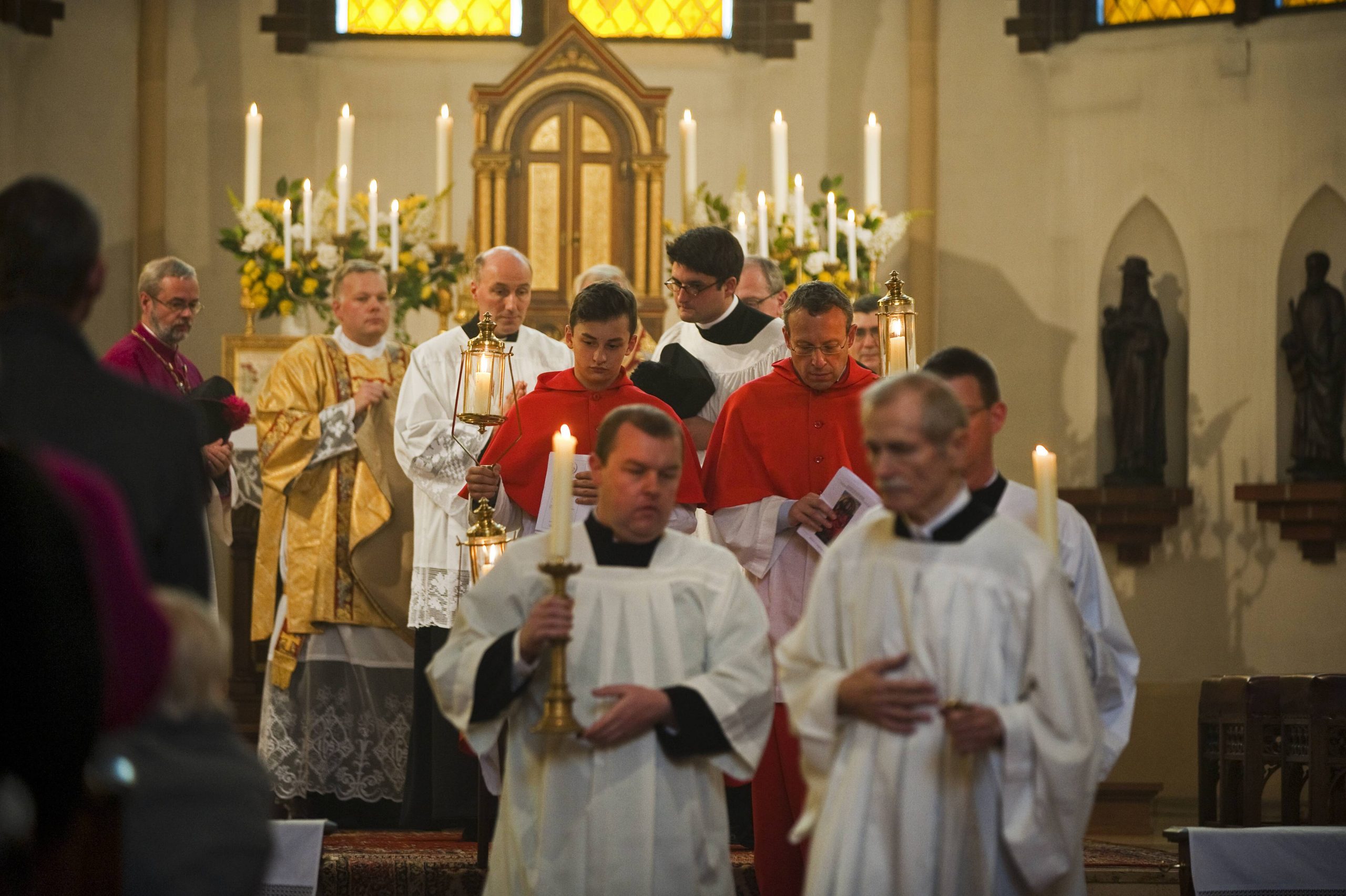 Auszug von Priestern und Kirchendienern nach der Heiligen Messe in St. Afra Foto: imago images / Cathrin Bach