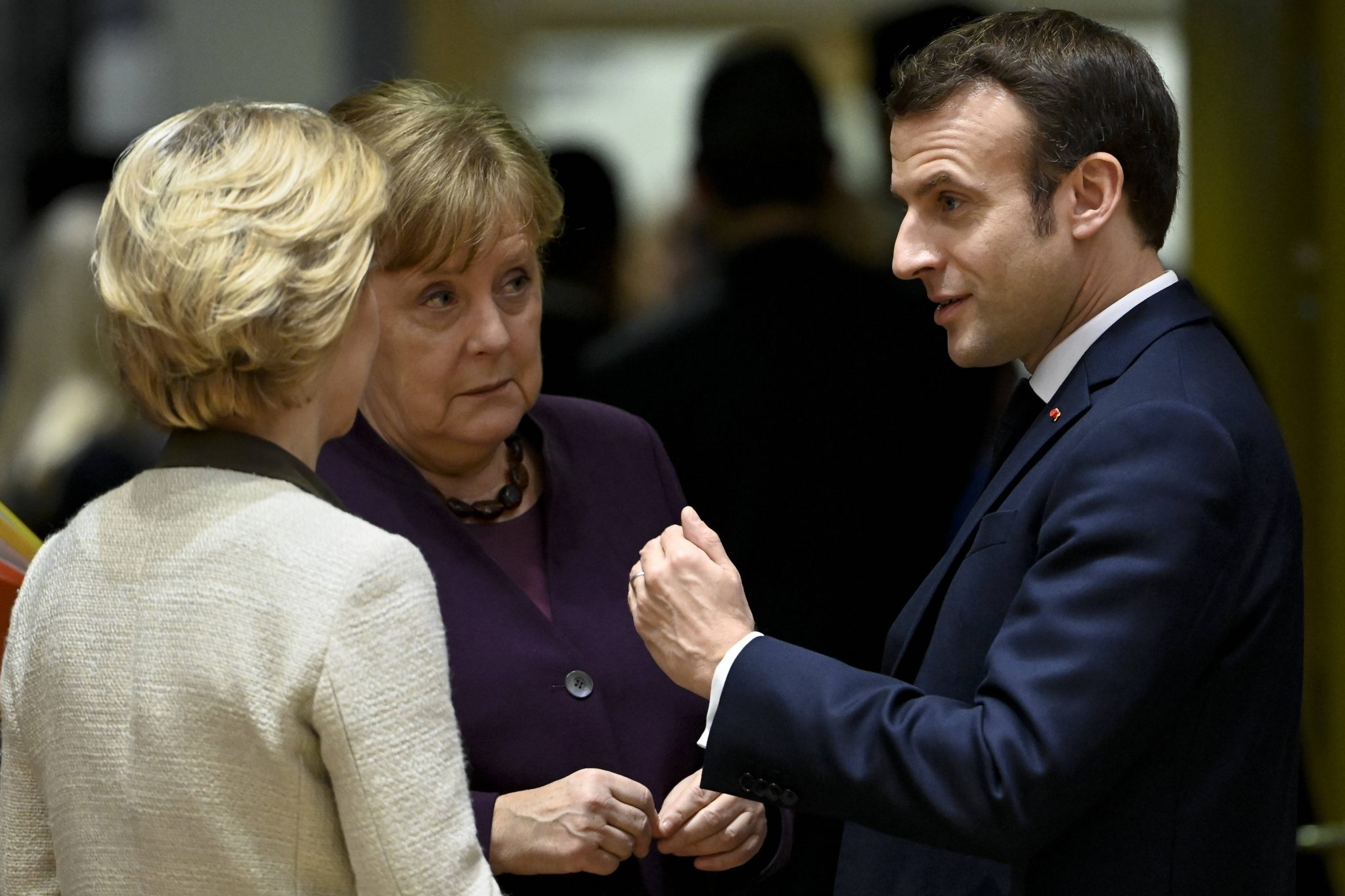 Ursula von der Leyen (l.), Angela Merkel (beide CDU) und Emmanuel Macron