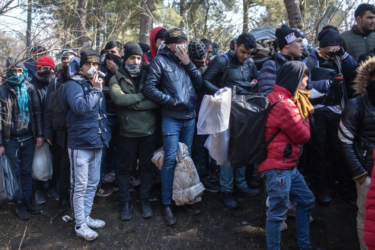 Migranten am türkisch-griechischen Grenzübergang.