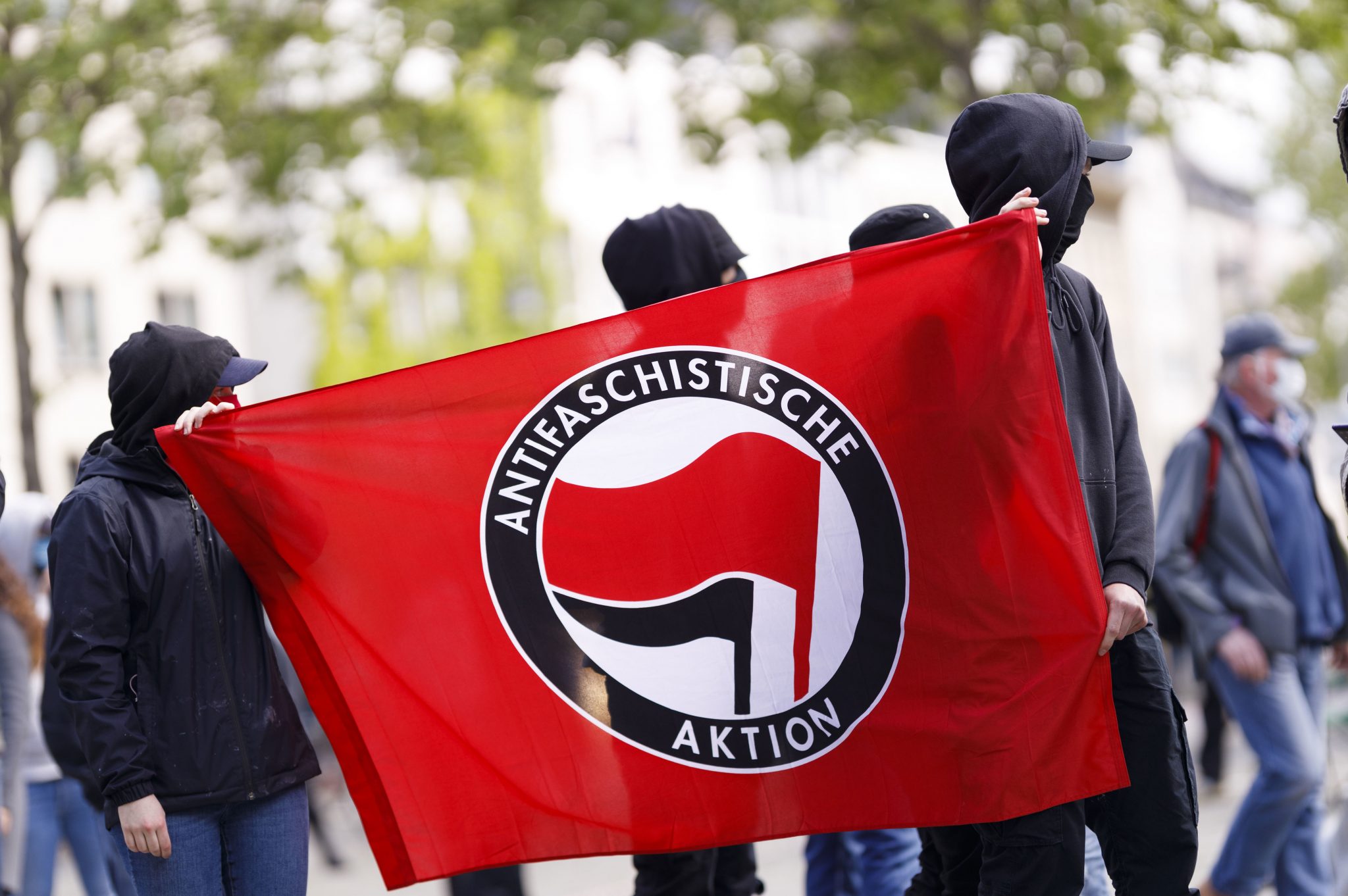 Linksextreme halten das Banner der „Antifa“.
