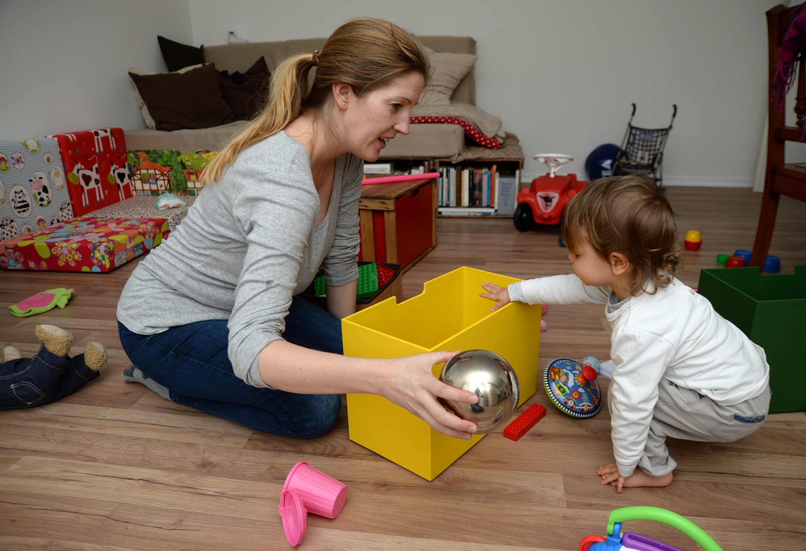 Mutter mit Tochter: „Care-Arbeit“ Foto: picture alliance / dpa Themendienst