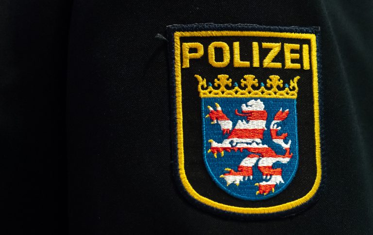Wappen der Polizei Hessen auf der Uniform Foto: picture alliance/Silas Stein/dpa