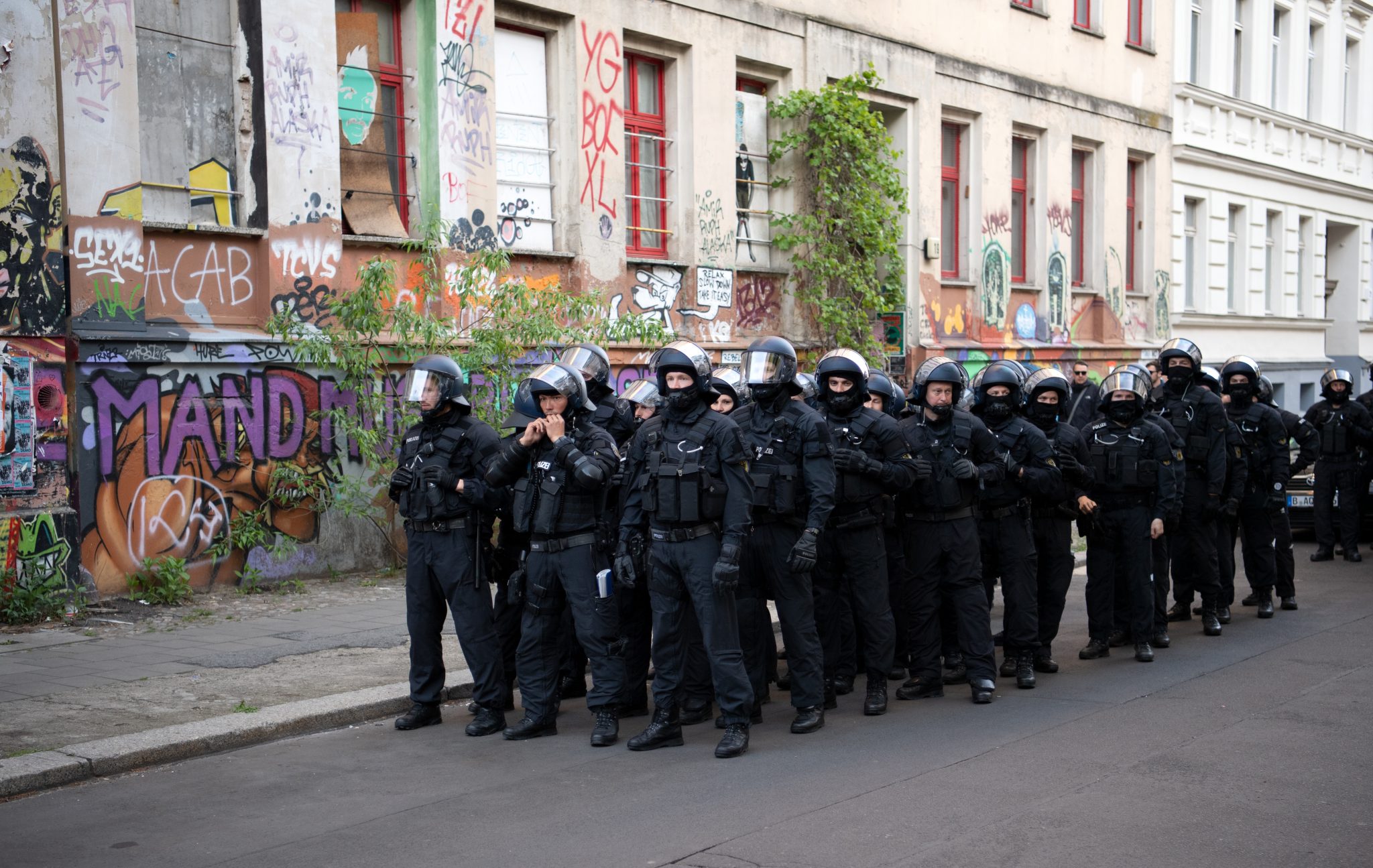 Polizisten in Berlin am Rande einer 1. Mai-Demo: Die Debatte über Angriffe auf Polizisten läuft Foto: picture alliance/Ralf Hirschberger/dpa