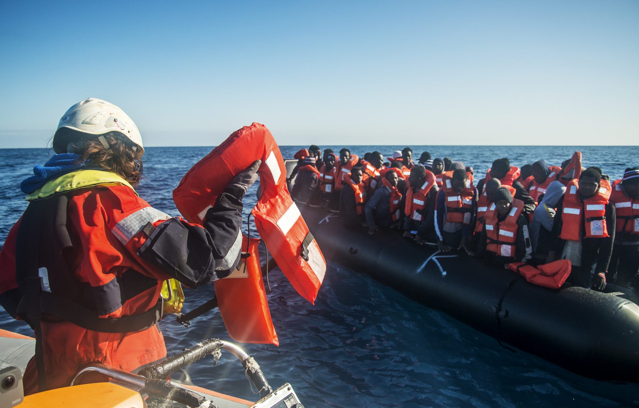 „Sea Watch 3“ nimmt Migranten auf (Archivbild) Foto: picture alliance / AP Photo