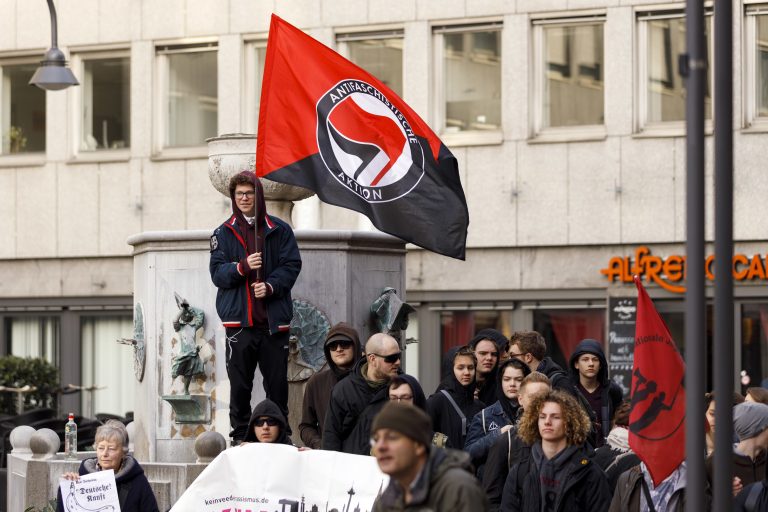 Linksextreme zeigen eine Antifa-Flagge während einer Kundgebung in Köln Foto: picture alliance/Geisler-Fotopress