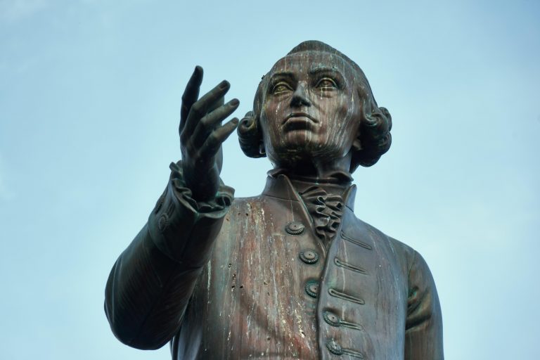 Denkmal für den Philosopen Immanuel Kant in Königsberg: Ein Bonner Historiker nimmt den Denker ins Visier Foto: picture alliance/imageBROKER