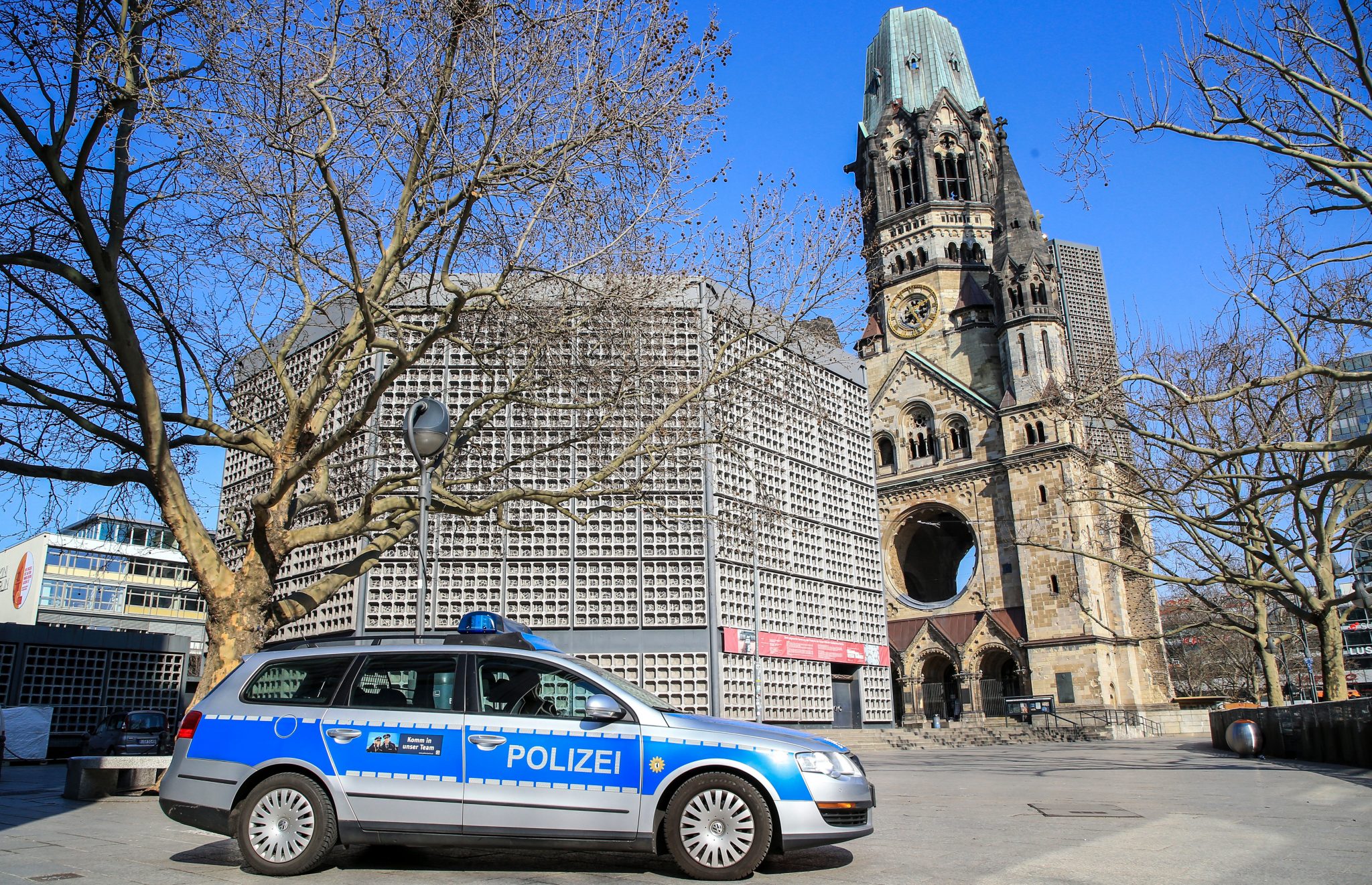 Polizeiwagen vor Kaiser-Wilhelm-Gedächtniskirche in Berlin Foto: picture alliance