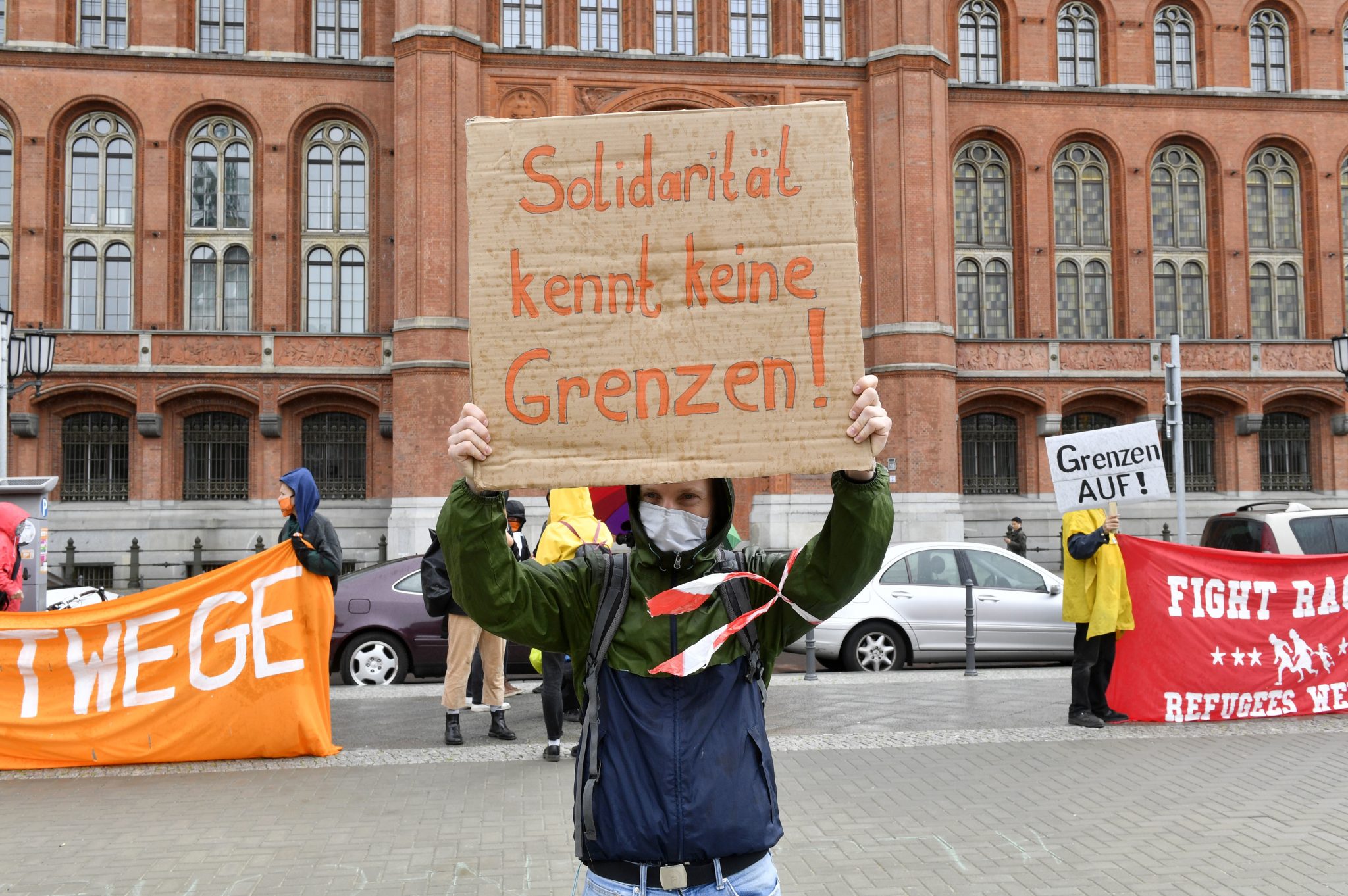 Teilnehmer einer Demonstration in Berlin fordern die Aufnahme von Asylbewerbern Foto: picture alliance/Geisler-Fotopress