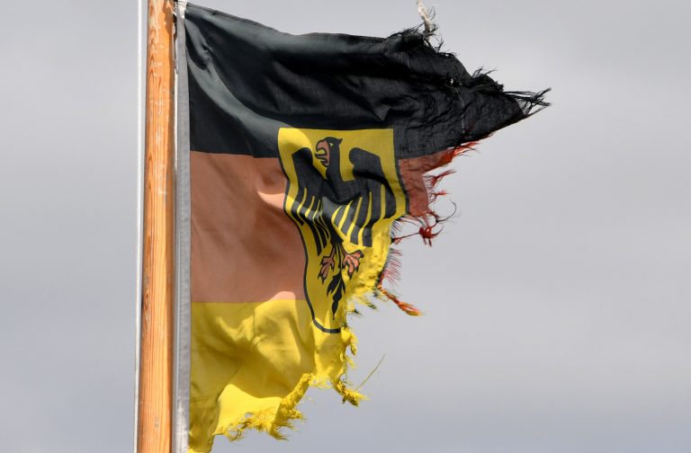 Eine ramponierte Dienstflagge der Seestreitkräfte der Bundeswehr weht auf dem U-Boot U34 im Marinehafen von Eckernförde. Foto: picture alliance / Carsten Rehder/ dpa