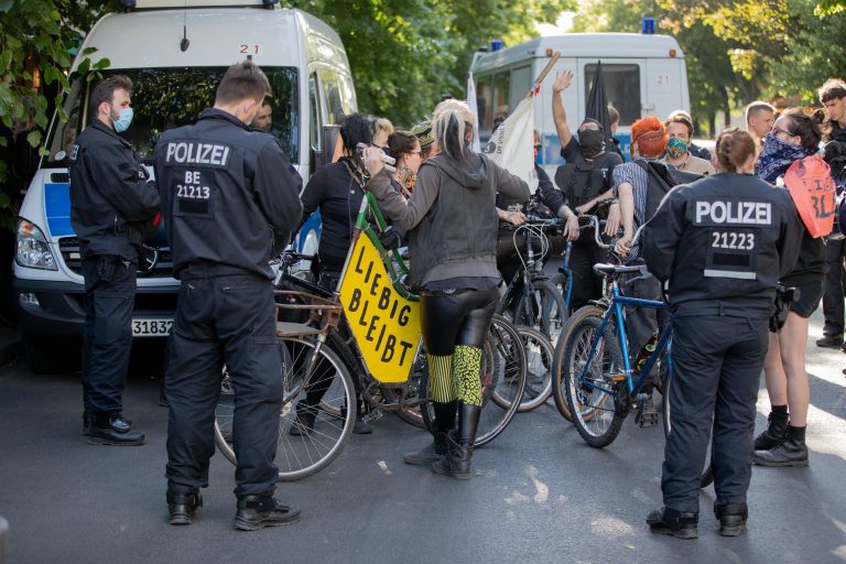Hausbesetzer und Unterstützer des linksextremen Hausprojekts "Liebig34" demonstrieren für dessen Erhalt Foto: picture alliance/Christoph Soeder/dpa