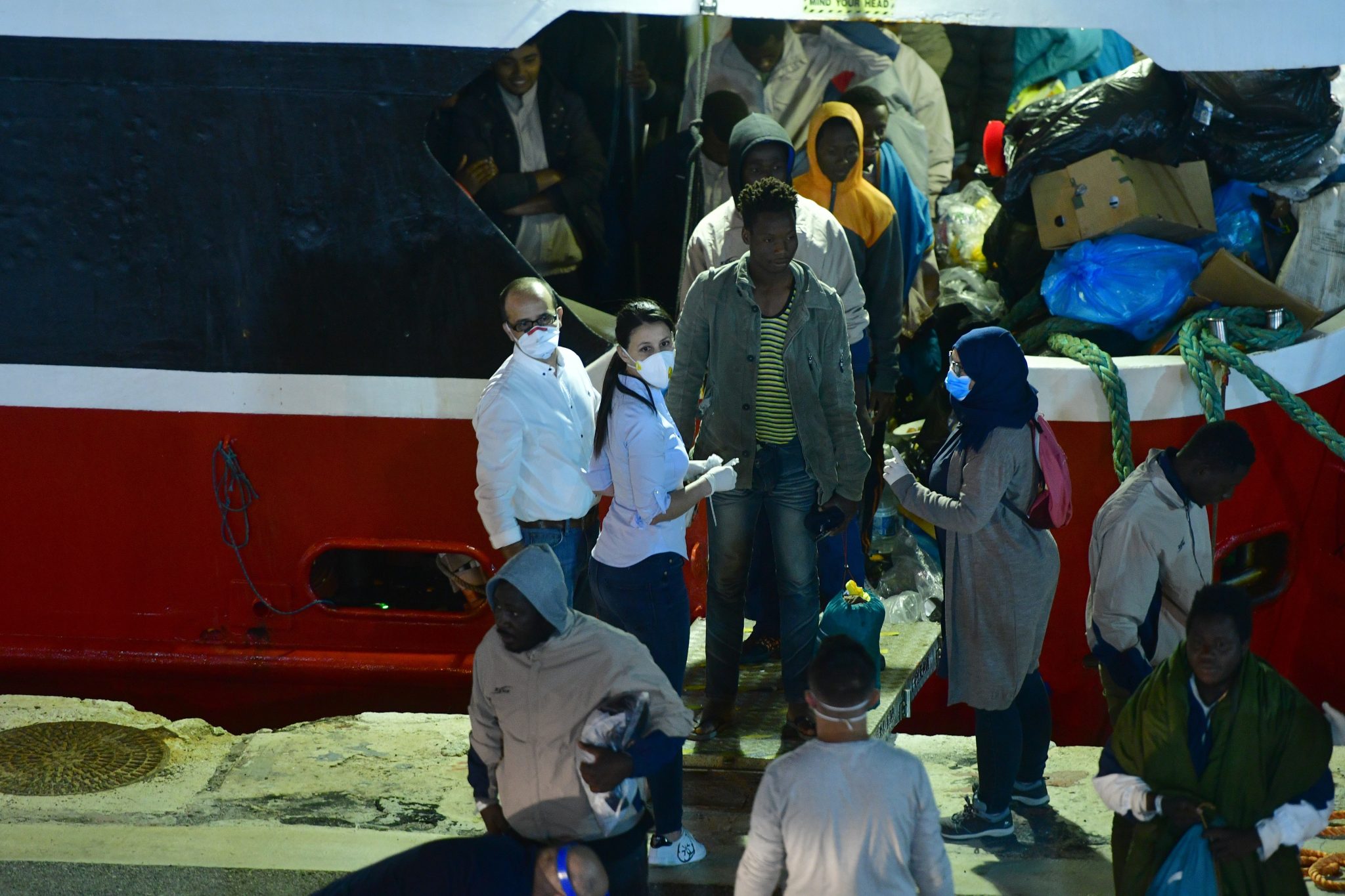 Migranten gehen in Malta von Bord. Foto: Jonathan Borg/ dpa