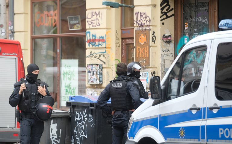 Polizisten bei Razzia in Connewitz Foto: picture alliance/Sebastian Willnow/dpa-Zentralbild/dpa