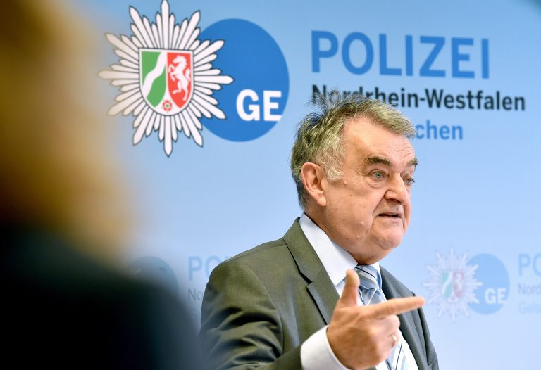 Nordrhein-Westfalens Innenminister Herbert Reul (CDU) betont Erfolge im Kampf gegen die Clans, auch wenn neue hinzukommen Foto: picture alliance/Caroline Seidel/dpa