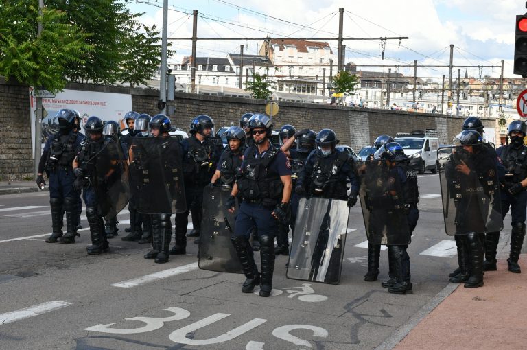 Erst durch starke Polizeikräfte konnte die Lage in Dijon oberflächlich beruhigt werden Foto: picture alliance/Philippe Bruchot/MAXPPP/dpa