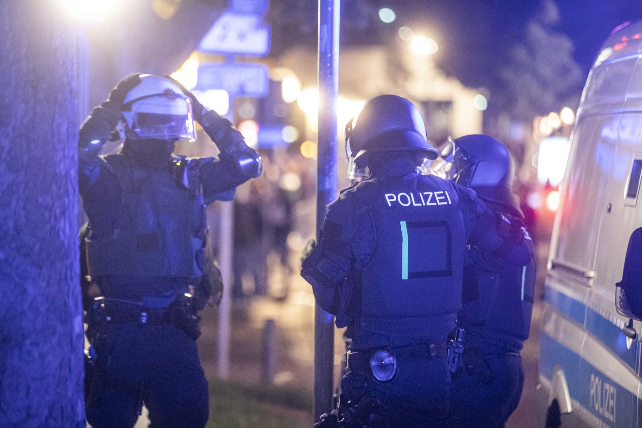 Polizisten mußten in Stuttgart gegen die Randalierer vorgehen Foto: picture alliance / Simon Adomat /dpa