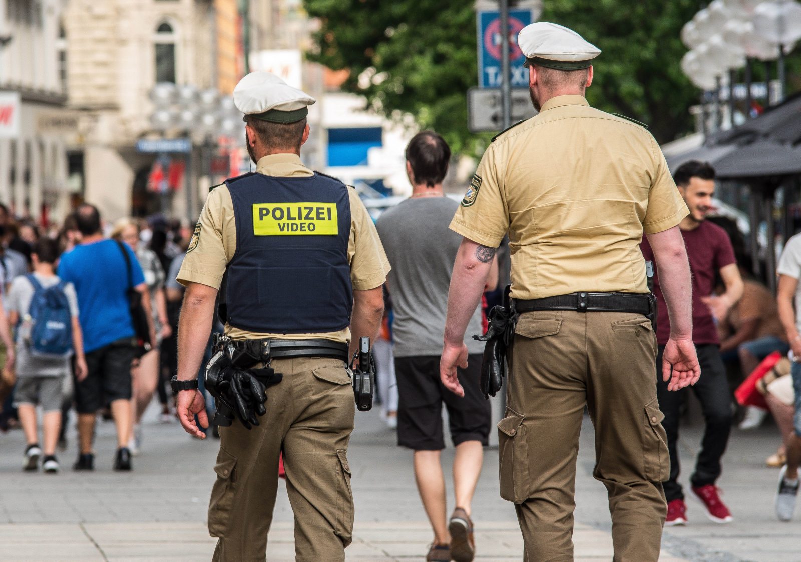Eine Polizeistreife geht durch die Münchner Fußgängerzone (Archivbild) Foto: picture alliance/ZUMA Press