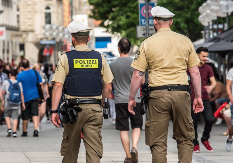 Eine Polizeistreife geht durch die Münchner Fußgängerzone (Archivbild) Foto: picture alliance/ZUMA Press