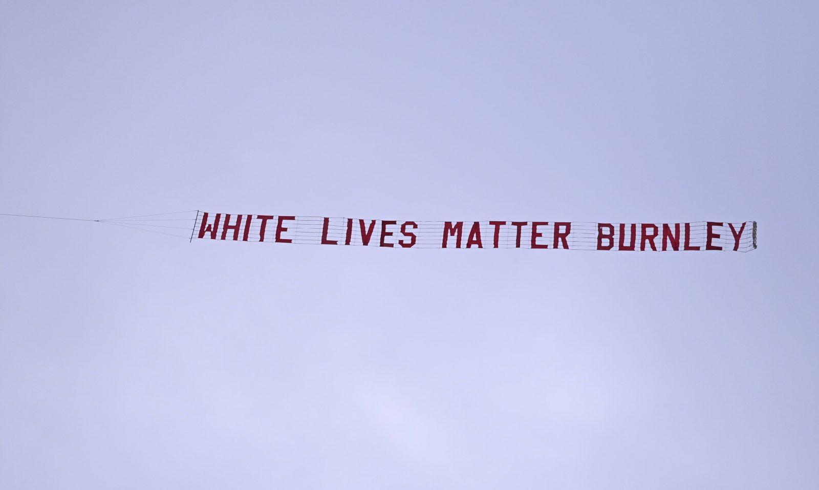 Flugzeug mit „Whites Lives Matter“-Banner beim Spiel von Manchester City gegen den FC Burnley Foto: picture alliance / AP Photo