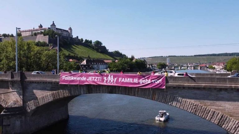 Mitglieder des Aktionsbündnisses "Familie geht vor" entrollen ein Banner auf der Mainbrücke in Würzburg Foto: "Familie geht vor"