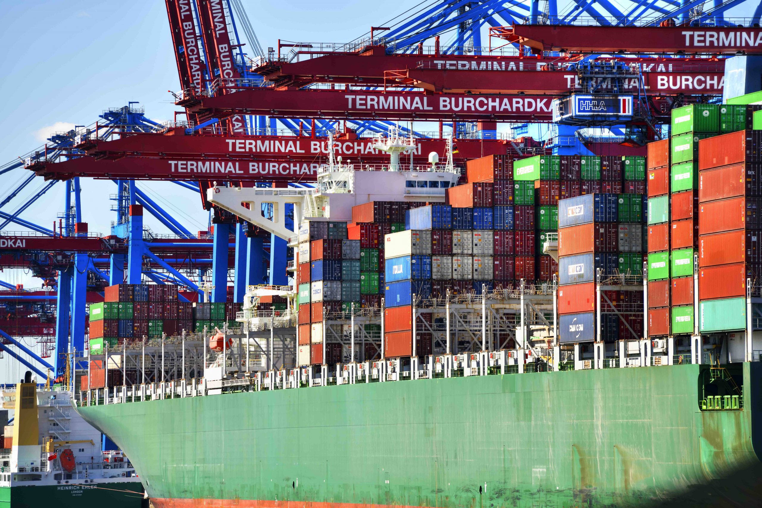 Gestapelte Container auf einem Containerfrachter im Waltershofer Hafen in Hamburg Foto: picture alliance/chromorange