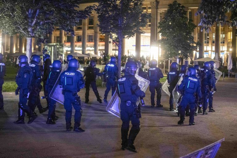 Polizisten sammeln sich in Stuttgart, um gegen Randalierer vorzugehen Foto: picture alliance/Simon Adomat/dpa