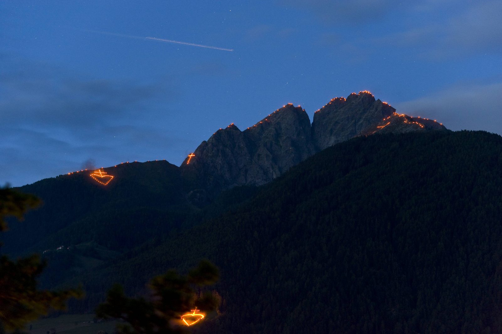 Herz-Jesu-Feuer am Ifinger in Meran Foto: imago images / Südtirolfoto