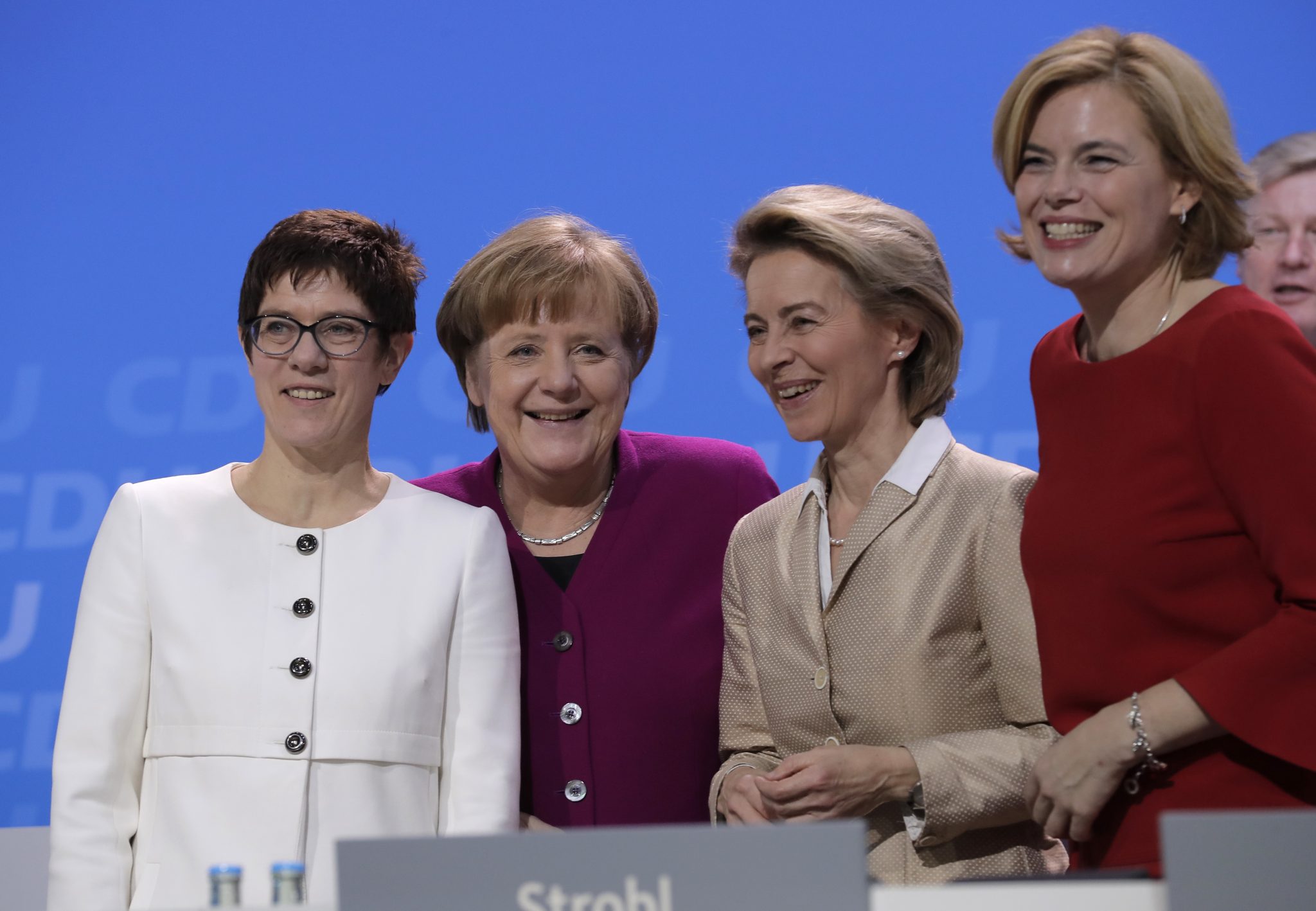 Führende CDU-Frauen: Parteivorsitzende Annegret Kramp-Karrenbauern, Kanzlerin Angela Merkel, EU-Kommissionspräsidentin Ursula von der Leyen, Bundeslandwirtschaftsministerin Julia Klöckner (v. l. n. r.) Foto: picture alliance / AP Photo