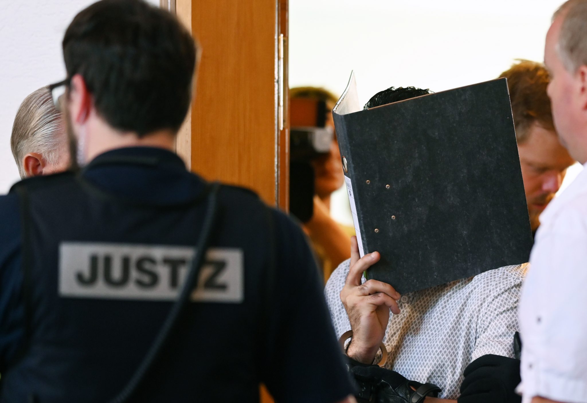 Einer der Angeklagten wird in den Saal des Freiburger Landgerichtes geführt (Archivbild) Foto: picture alliance/Patrick Seeger/dpa