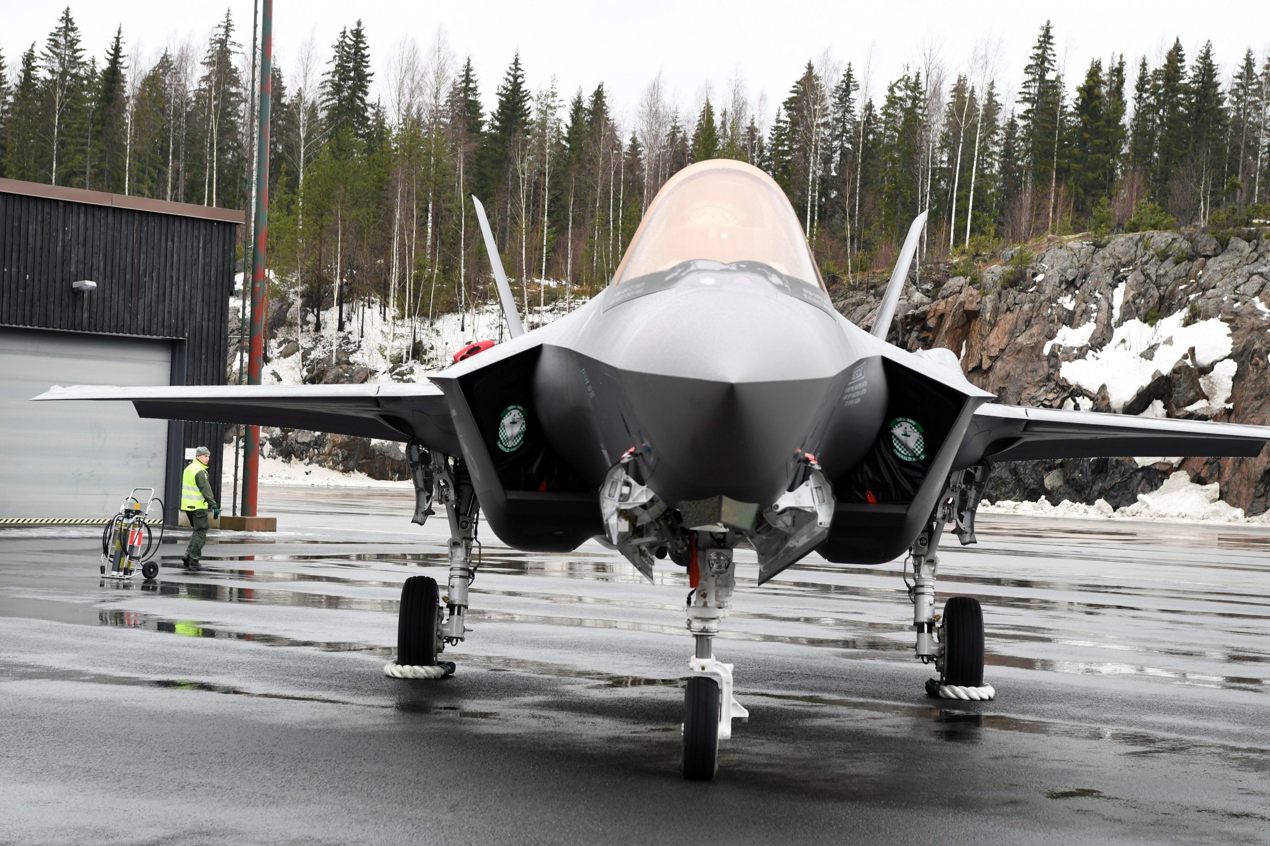 Flugzeug der finnischen Luftwaffe: Die letzten Hakenkreuze verschwinden Foto: picture alliance/Jussi Nukari/Lehtikuva/dpa