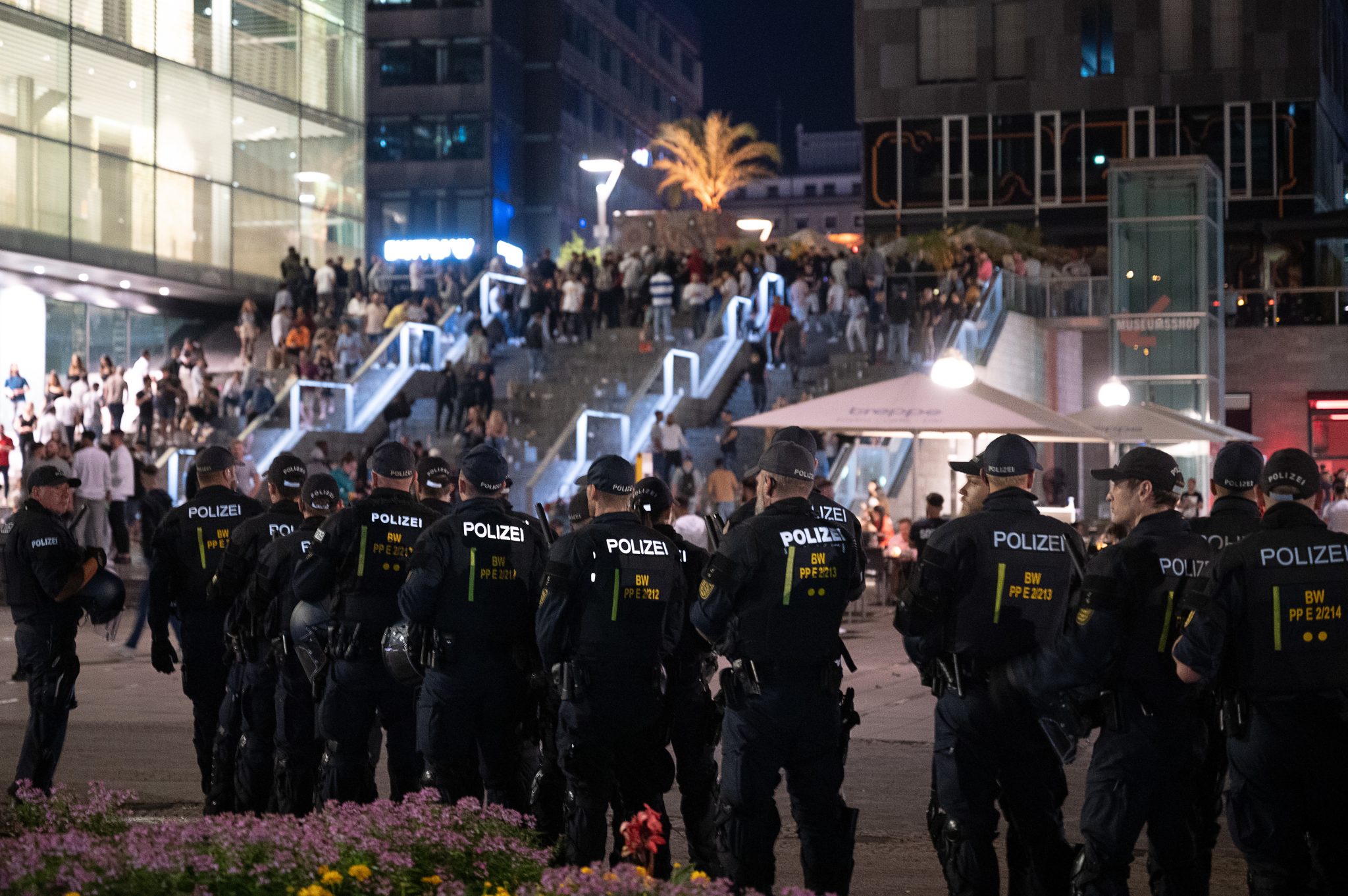 Nach der Krawallnacht sichern Polizisten die Stuttgarter Innenstadt Foto: picture alliance/Sebastian Gollnow/dpa