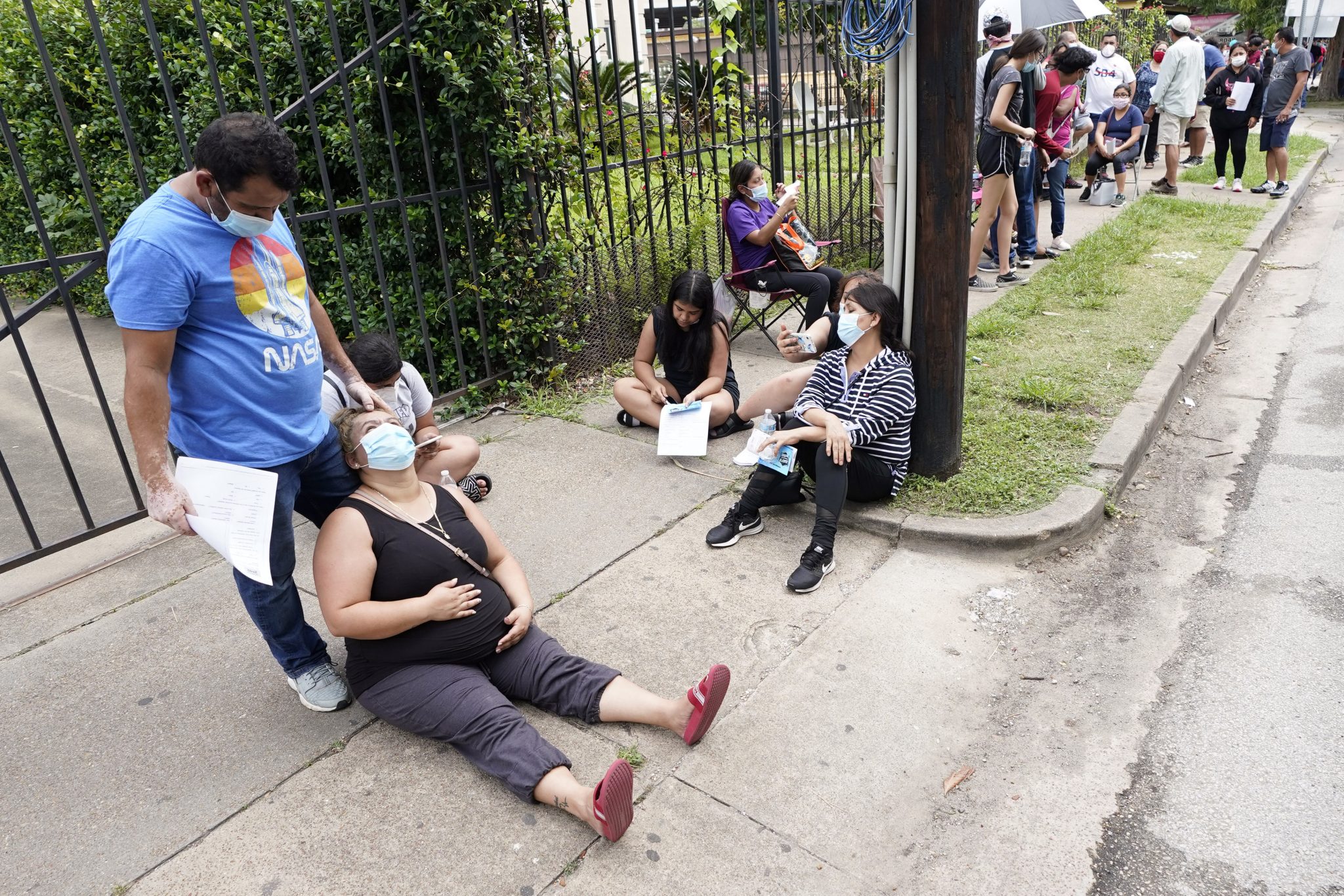 Menschen warten vor einer Corona-Teststation in Texas Foto: picture alliance / AP Photo