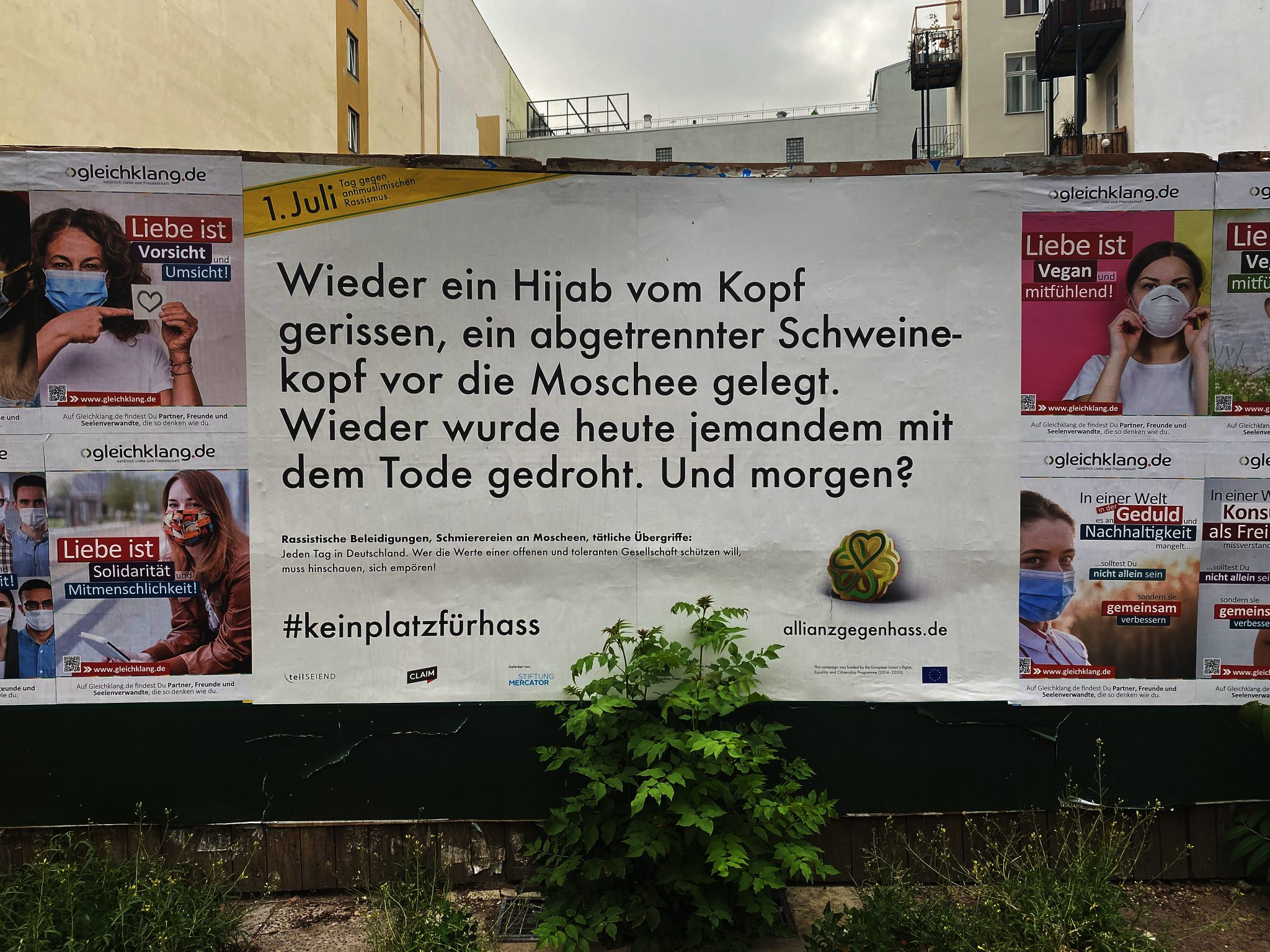Ein Plakat erinnert in Berlin an den "Tag gegen antimuslimischen Rassismus" Foto: picture alliance/Paul Zinken/dpa